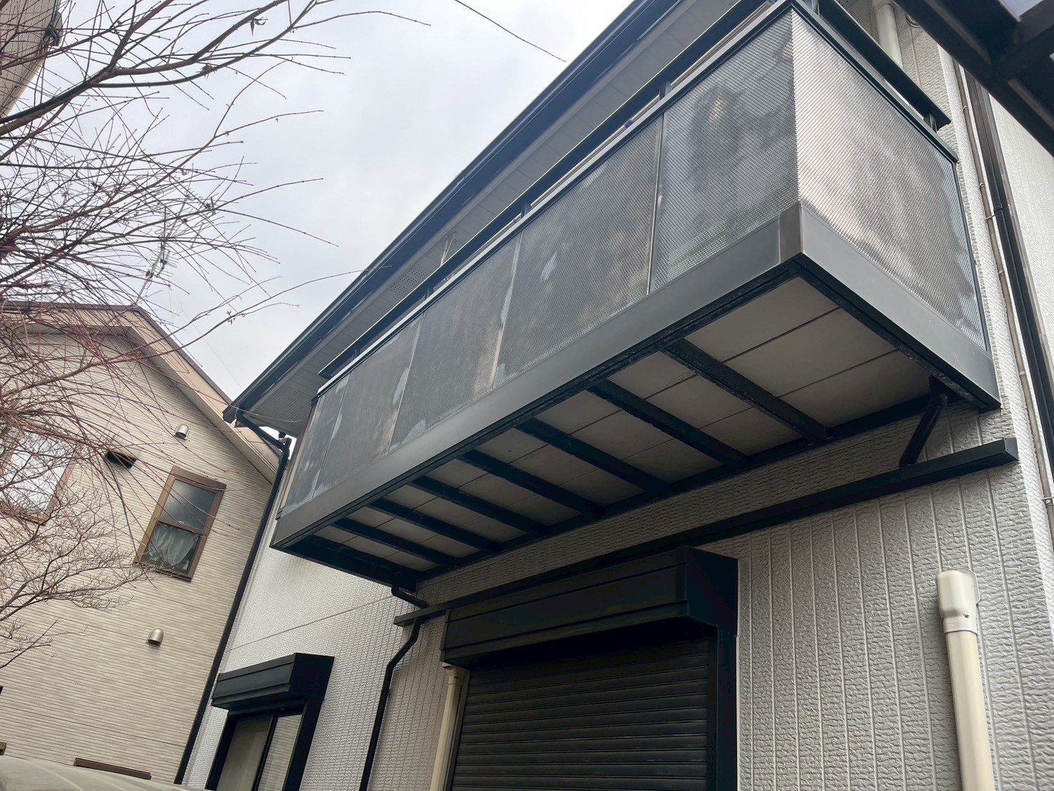 変色が進んでいるアルミバルコニー